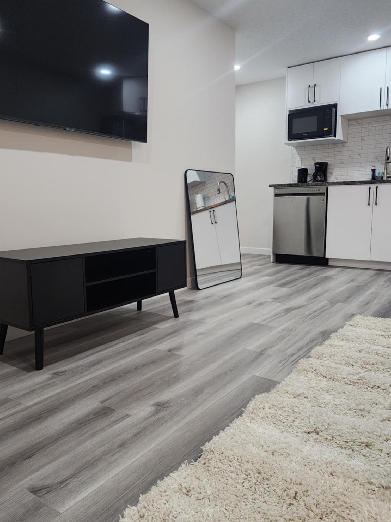Trendy 2-Bed Oasis Awaits! Apartamento YYC Exterior foto
