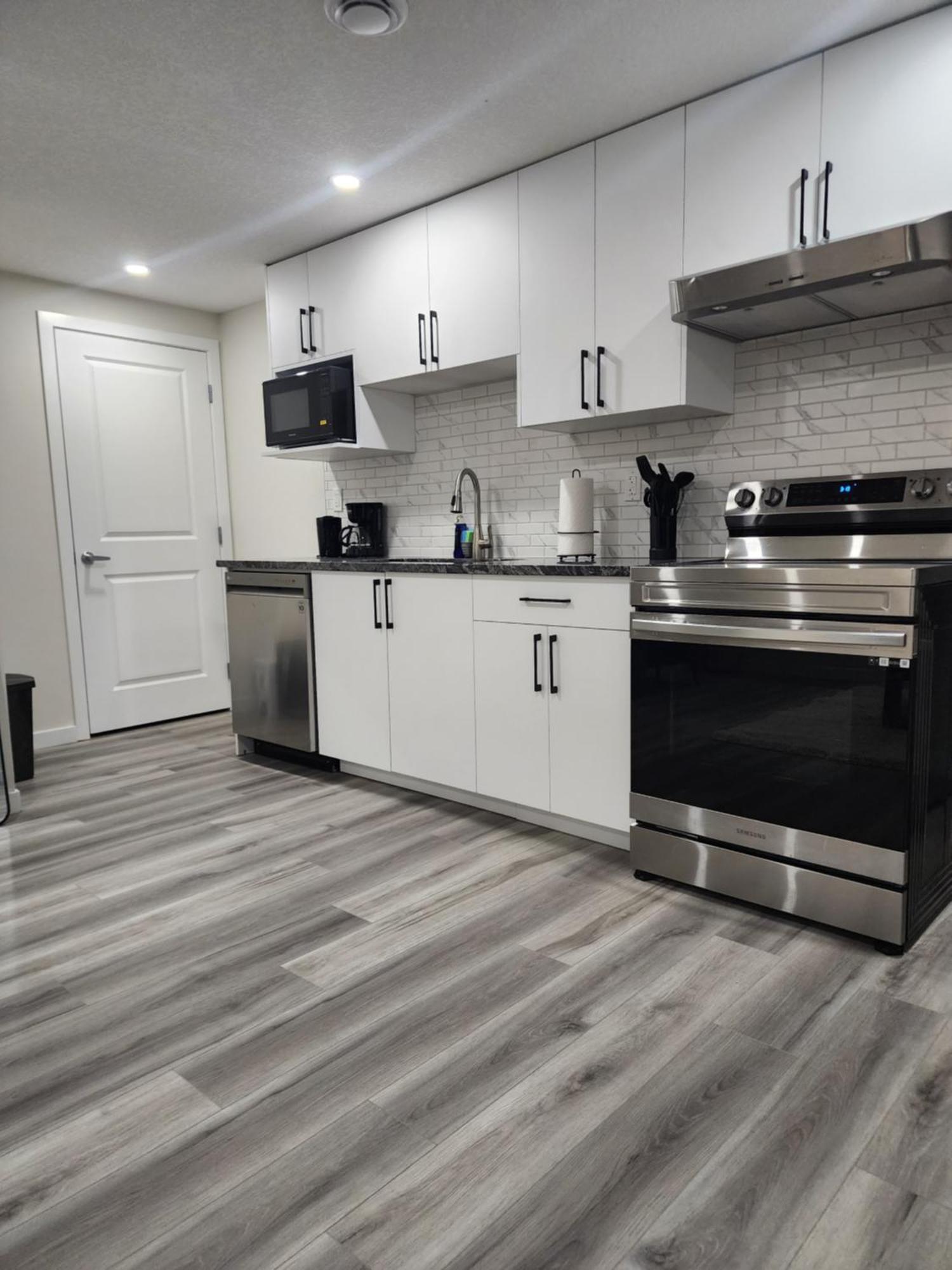 Trendy 2-Bed Oasis Awaits! Apartamento YYC Exterior foto